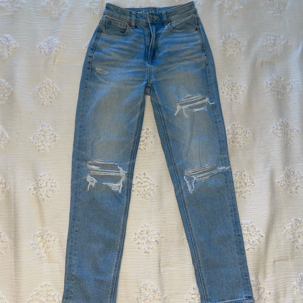 Hi! Selling these super cute American Eagle jeans!